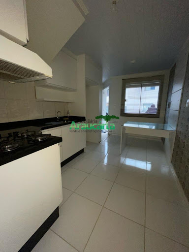 Cozinha com móvel e mesa