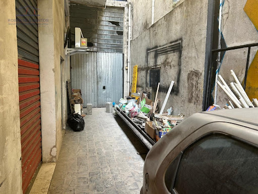 Corredor e porta de entrada do salão