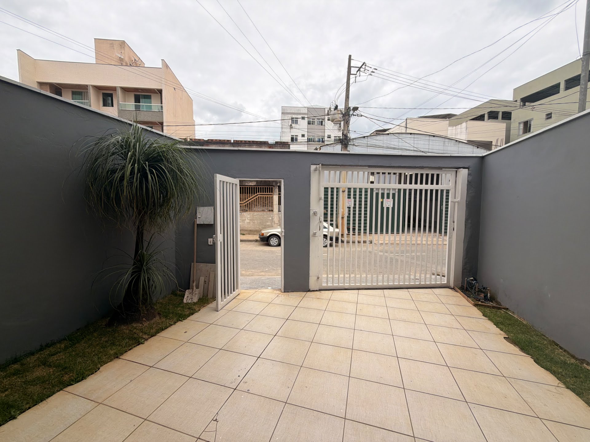 CASA DUPLEX À VENDA – CIDADE NOVA  Excelente localização, na parte baixa do bairro Cidade Nova, a apenas 50 metros da avenida e 200 metros do Garcia Atacarejo.  Valor: R$ 450.000,00  Características d