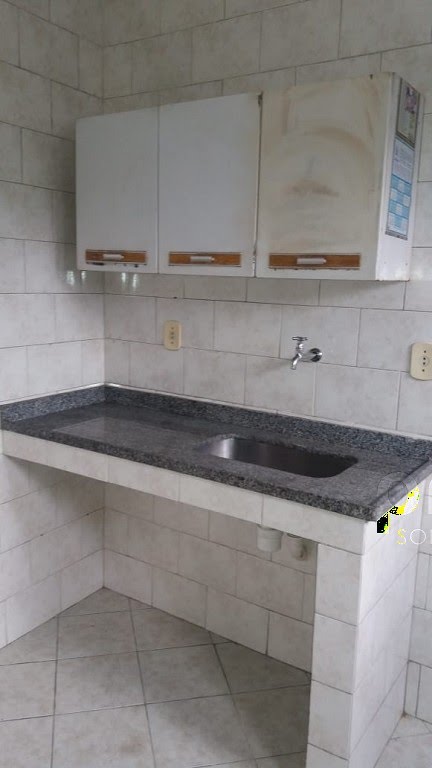 COZINHA COM ARMÁRIO PORTA DIFERENTE