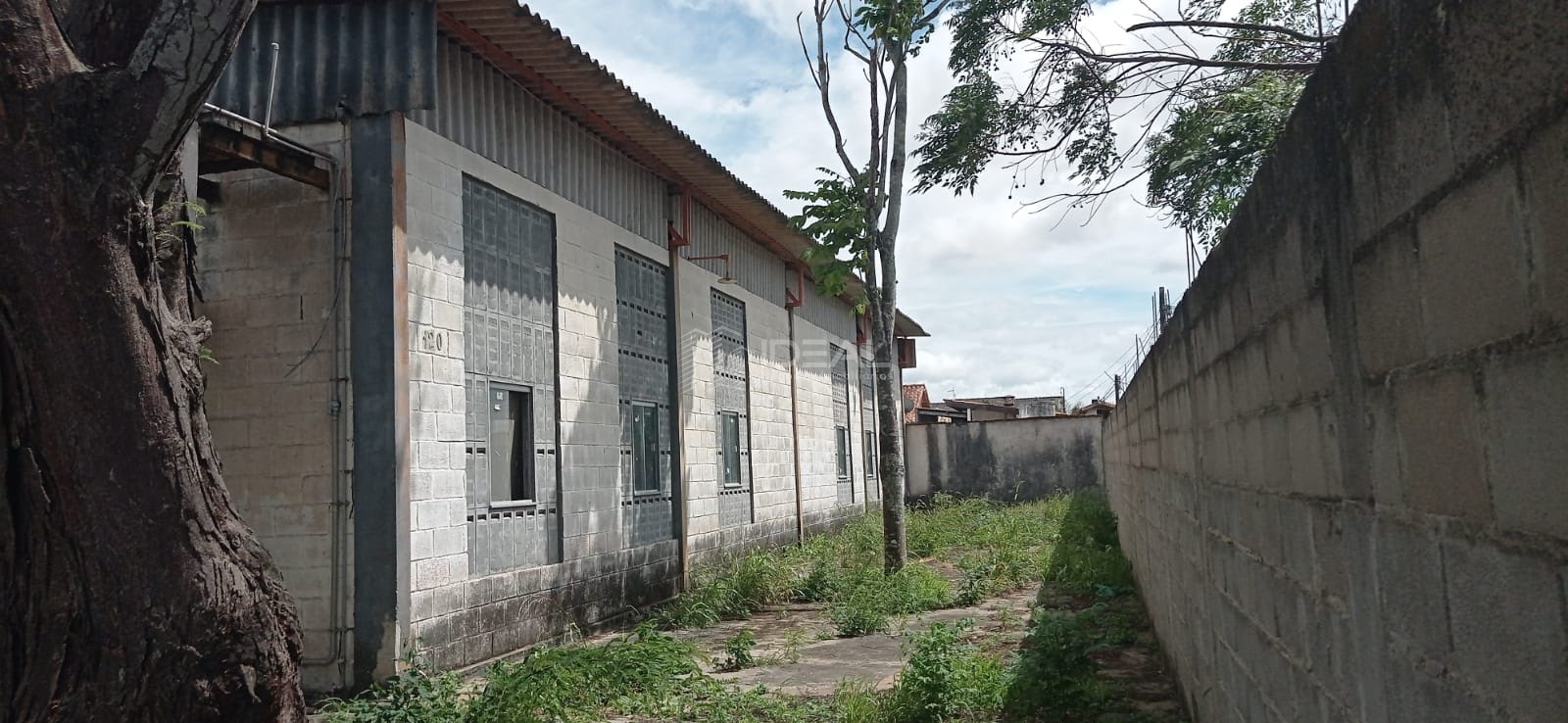 Excelente área industrial com toda infraestrutura para aluguel ou venda com 2000m2 em Donana, próxima à rodovia Campos/Farol cod 15797