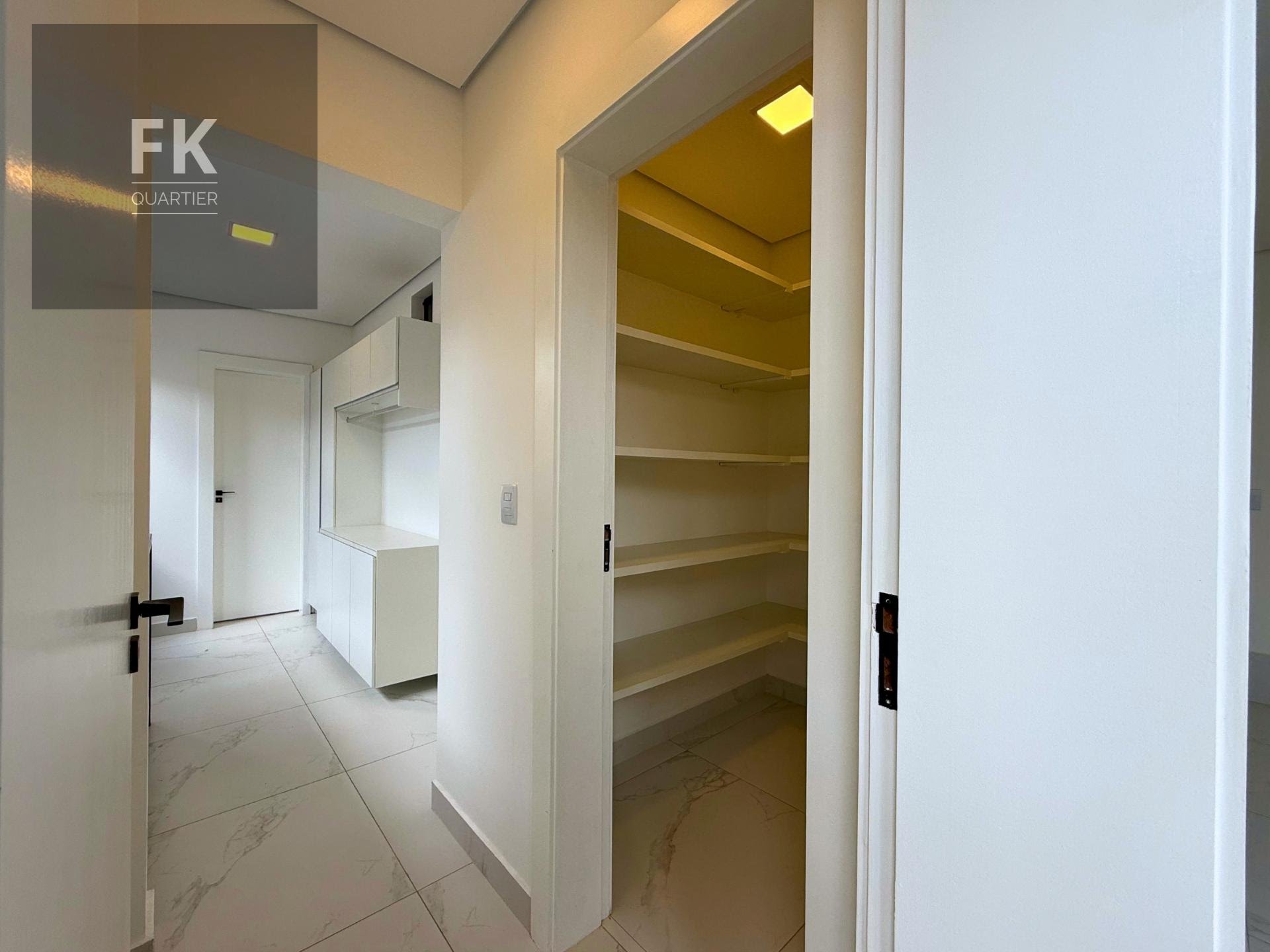 Casa à venda com 5 quartos, 5 suítes, 6 vagas e 422m² no Cidade Tamboré, Santana de Parnaíba (SP) — foto 13 de 30