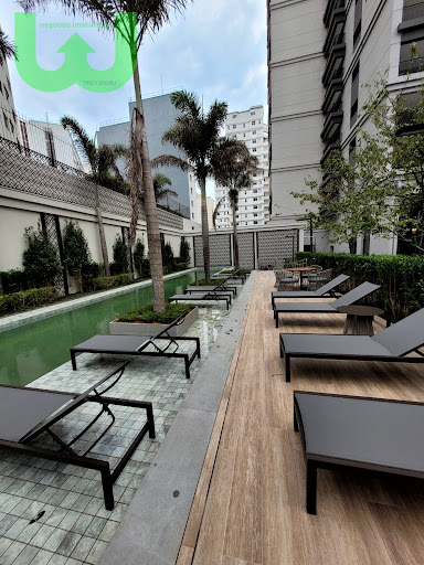 Piscina com deck molhado e seco