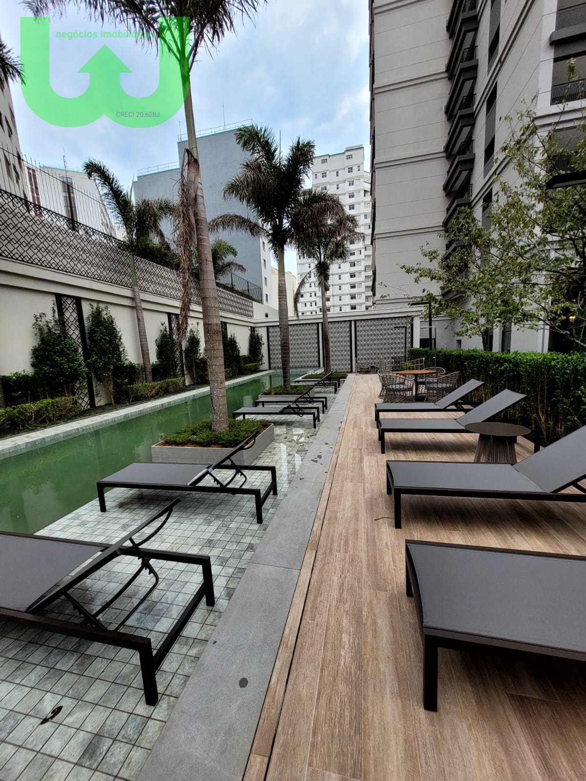 Piscina com deck molhado e seco