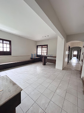 Casa ampla com 4/4 bem localizada na Kalilândia
