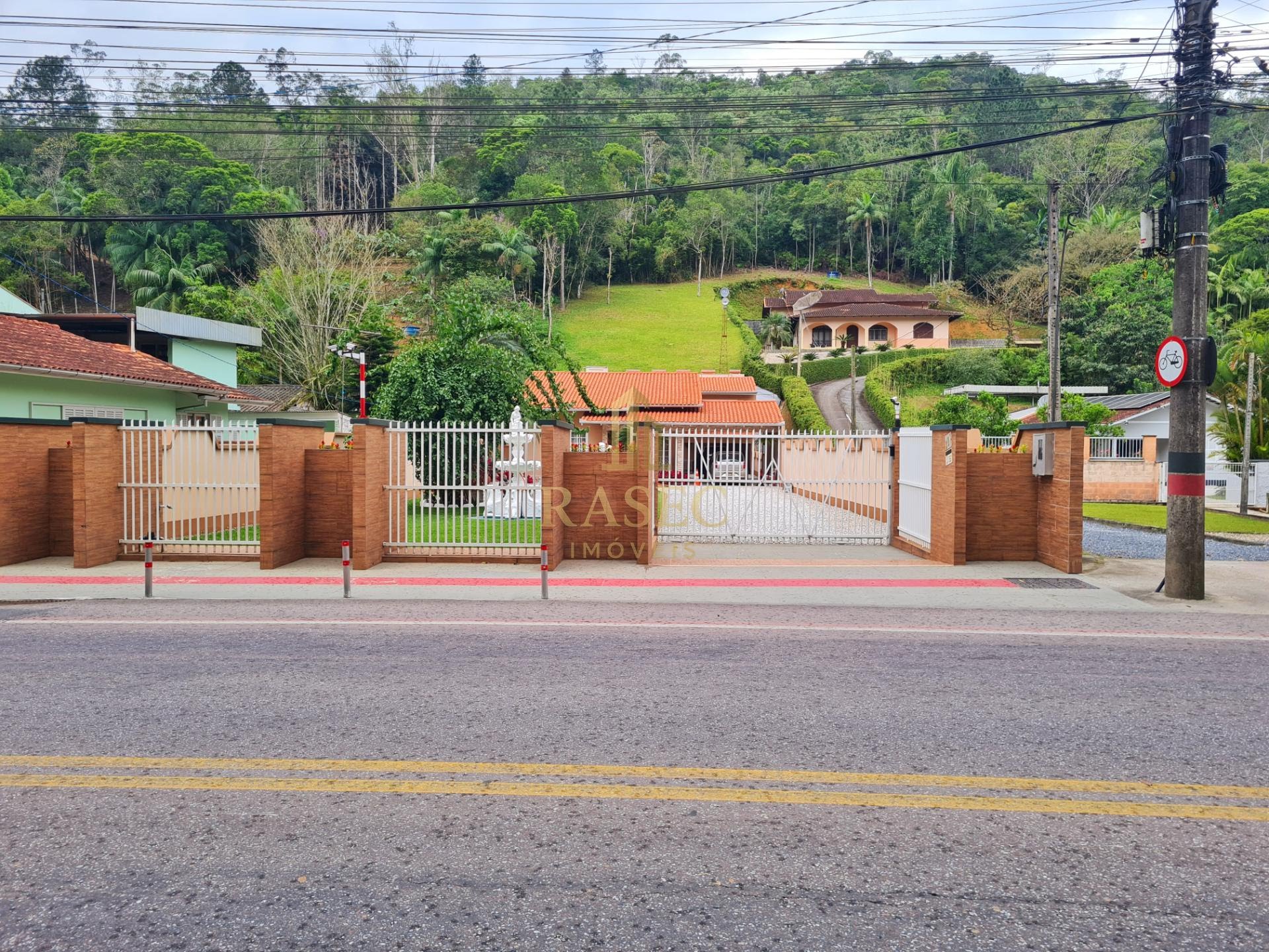 Casa à venda com 4 quartos, 1 suíte, 2 vagas e 209m² no Primeiro de Maio, Brusque (SC) — foto 2 de 18