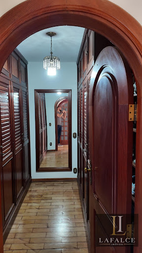 Closet em madeira de lei