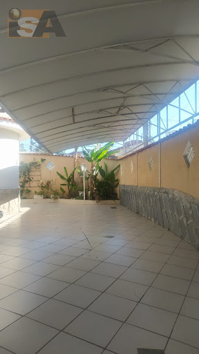 Sobrado com 2 quartos, sendo 1 suíte; área gourmet com piscina; e 9 vagas em Suzano/SP.
