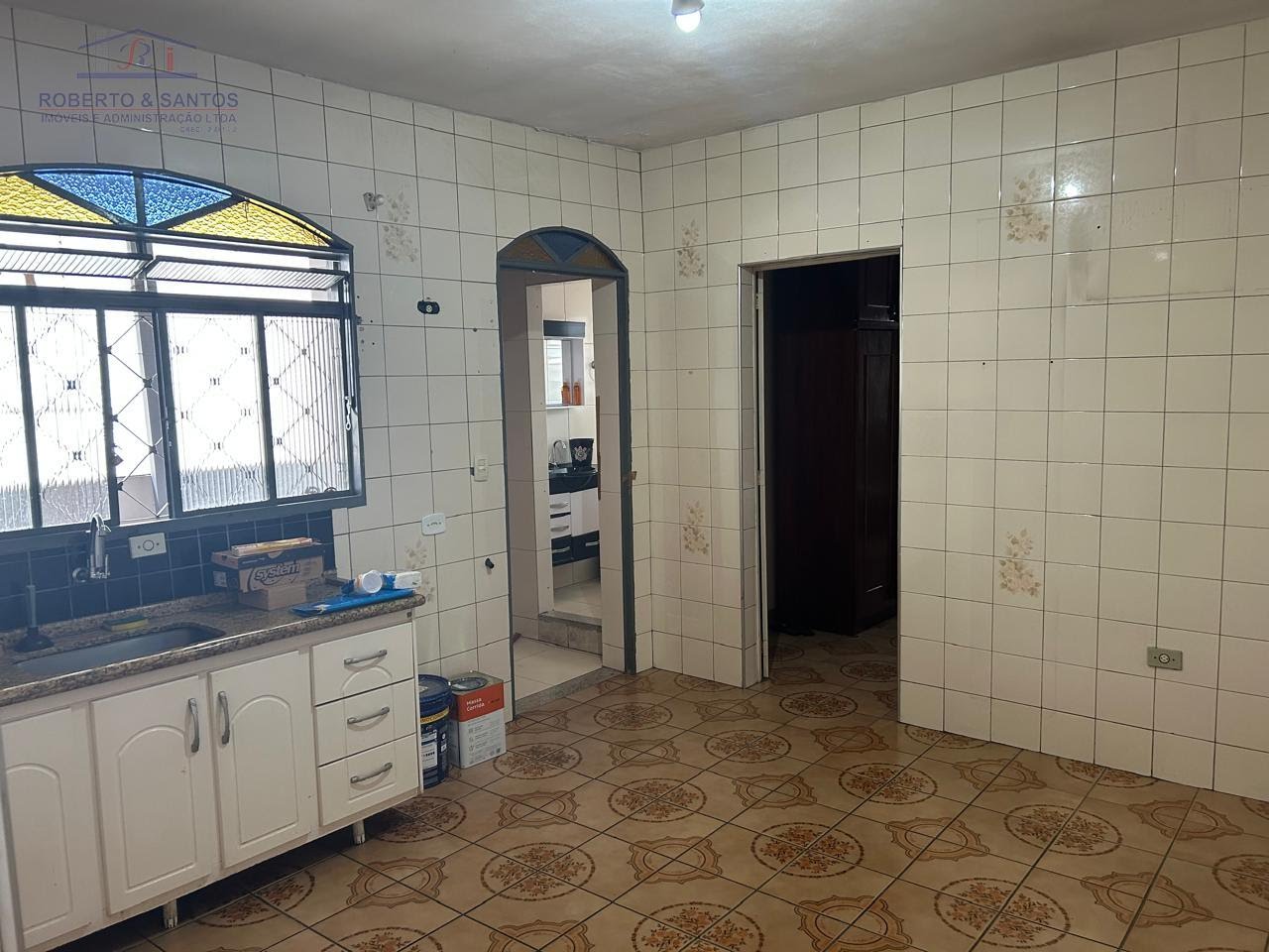 Cozinha da casa do nível da rua