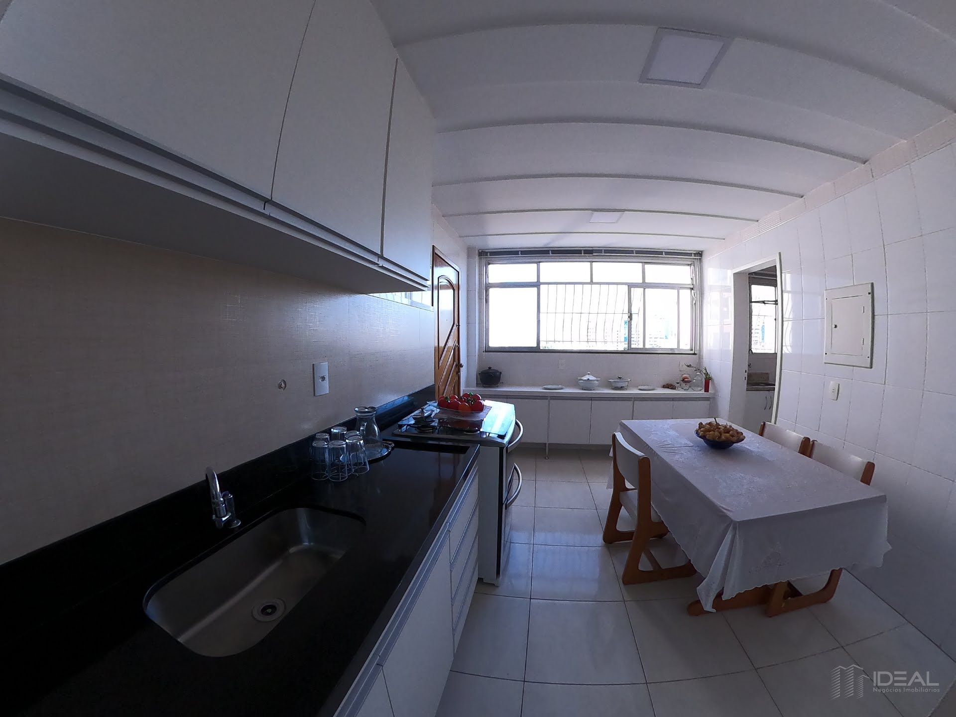 Cozinha ampla com entrada de serviço e janela.