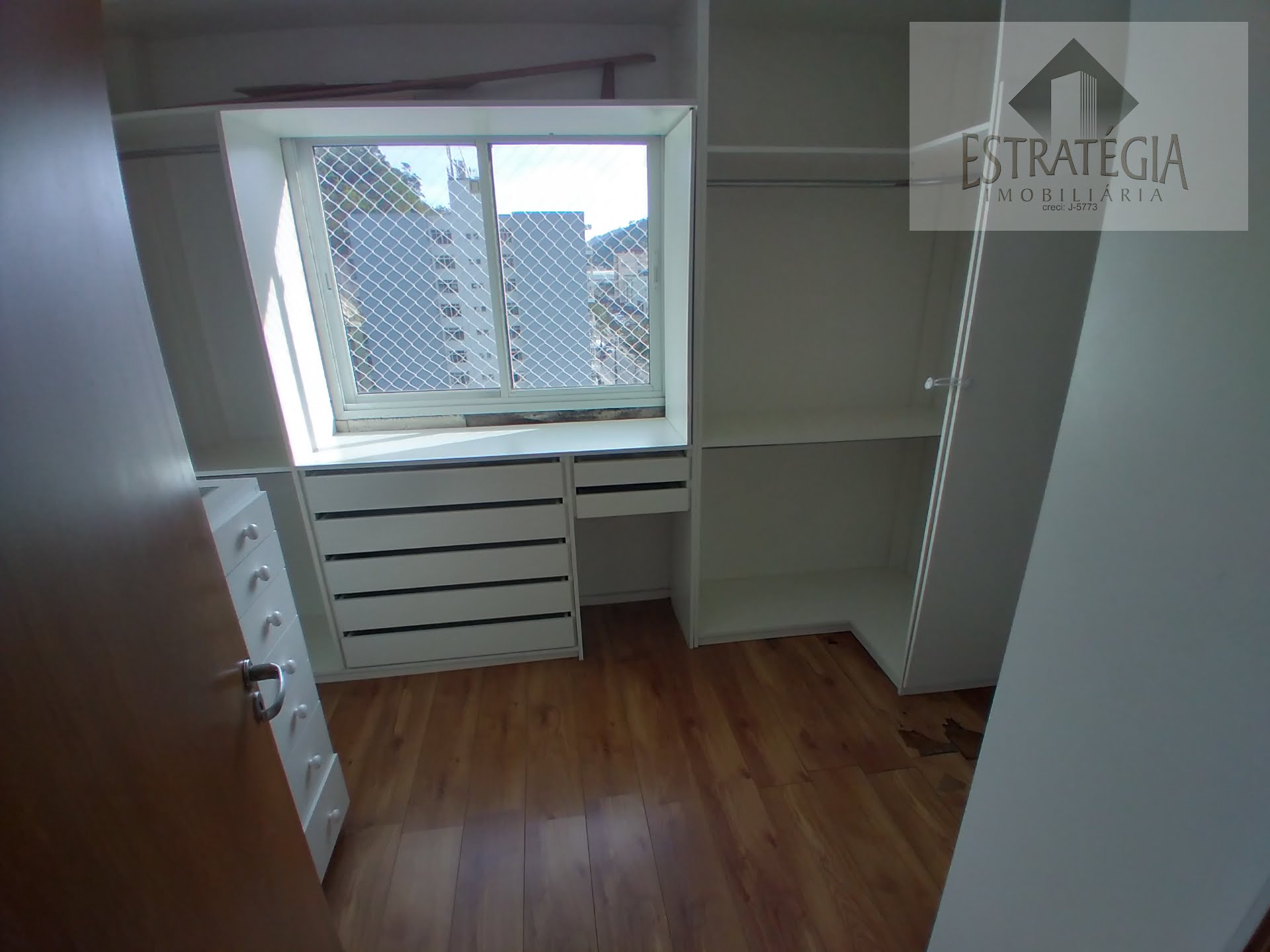 Apartamento à venda com 3 quartos, 1 suíte, 2 vagas e 120m² no Coronel Veiga, Petrópolis (RJ) — foto 25 de 27