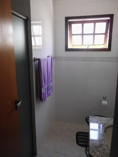 wc da suíte com box de vidro e gabinete