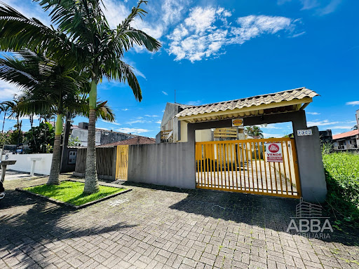 Sobrado em Caiobá com condomínio baixo -  Matinhos