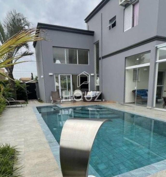 Piscina com prainha e cascata