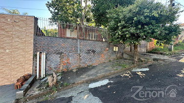 Casa à Venda no Centro de Flórida Paulista: 2 Quartos