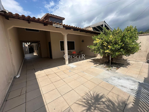 Casa com amplo terraço e 3 quartos em Caiobá