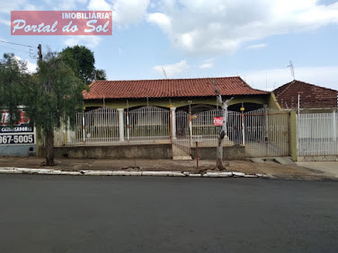 Casa na Avenida Oliveira Motta, com 12 metros de frente  -  Santo Antônio da Platina