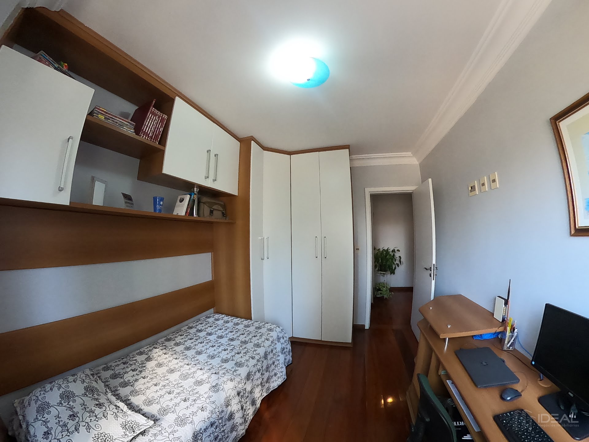 Apartamento com três quartos à venda no Centro de Campos dos Goytacazes, RJ. 