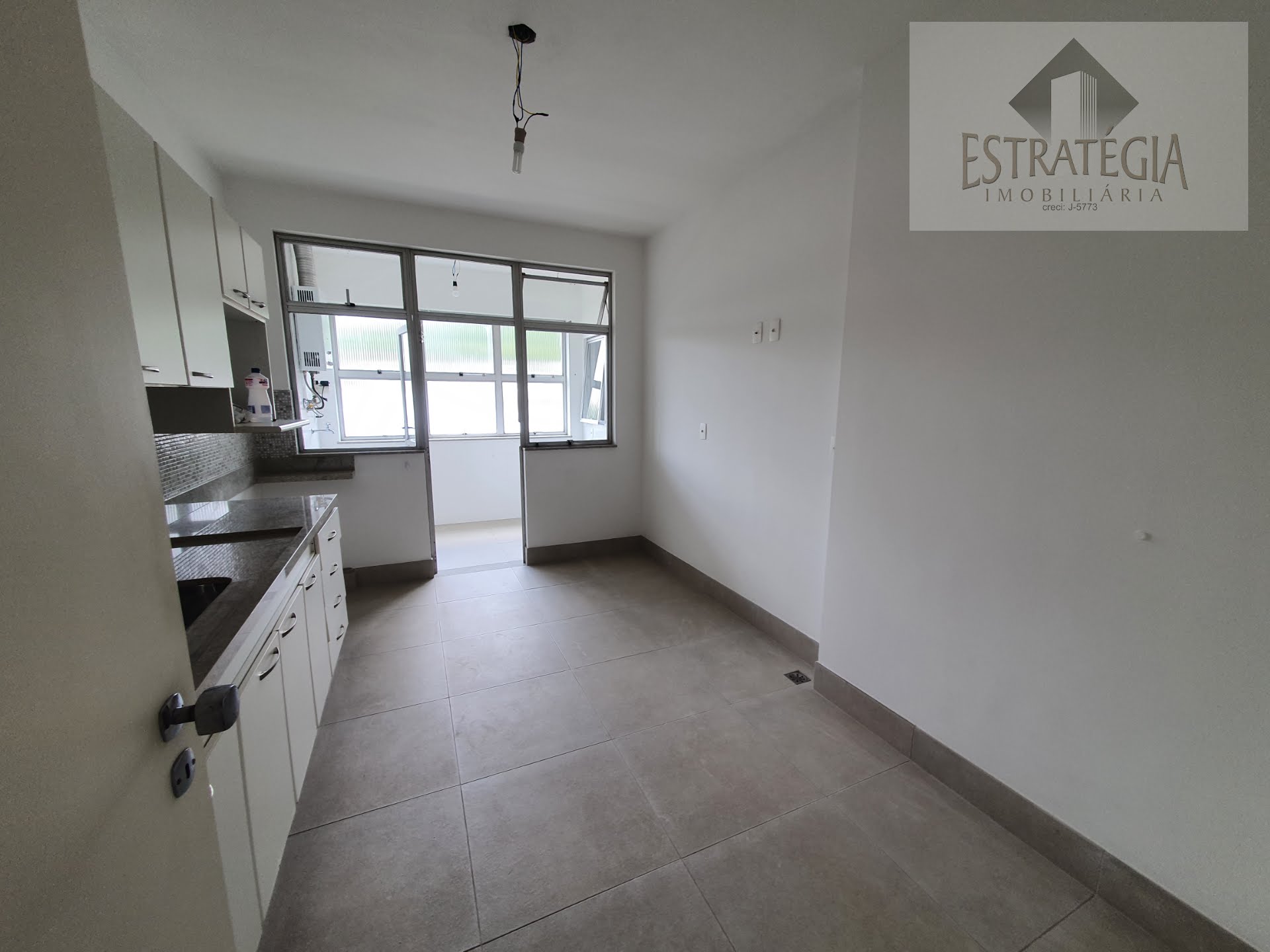 Apartamento à venda com 3 quartos, 1 suíte, 2 vagas e 120m² no Valparaíso, Petrópolis (RJ) — foto 15 de 28