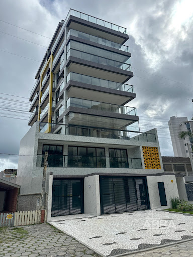Apartamento novo com 3 suítes a 100m do mar em Caiobá