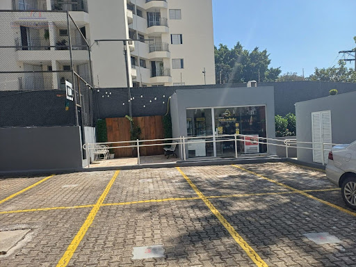estacionamento e loja de conveniência