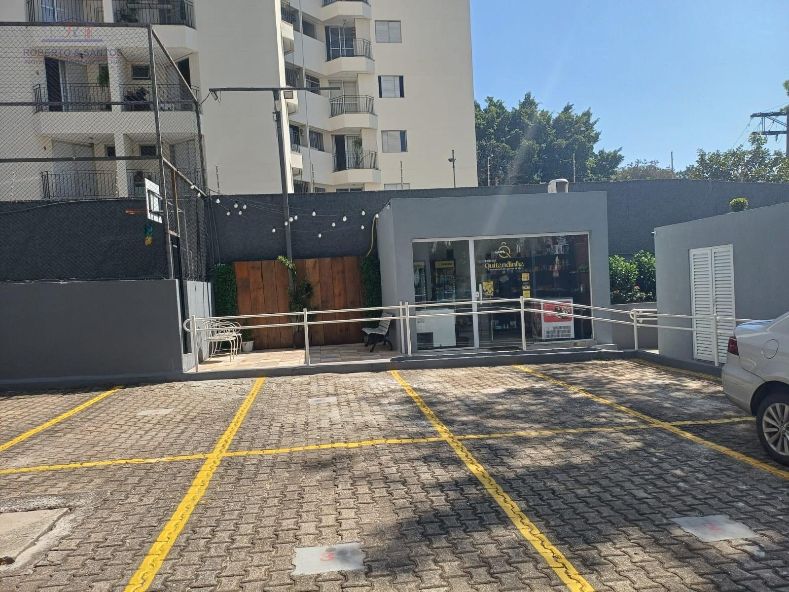 estacionamento e loja de conveniência