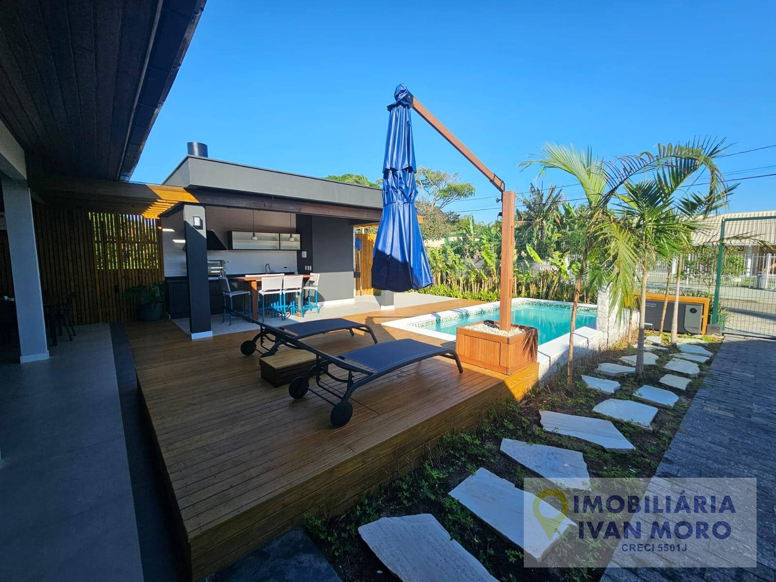 Casa para alugar com 3 quartos, 2 banheiros, 3 vagas e 159m² no Daniela, Florianópolis — foto principal