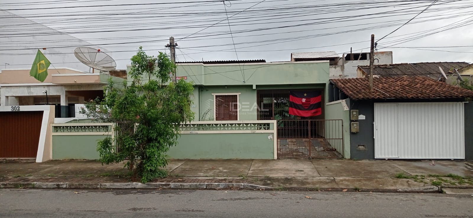 Ótima casa para fins residenciais ou comerciais, toda gradeada, com 3 quartos, 02 banheiros, sala cozinha, garagem para 02 carros cód. 15906