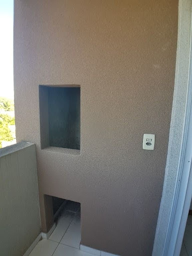 Sacada da sala com churrasqueira a carvão 