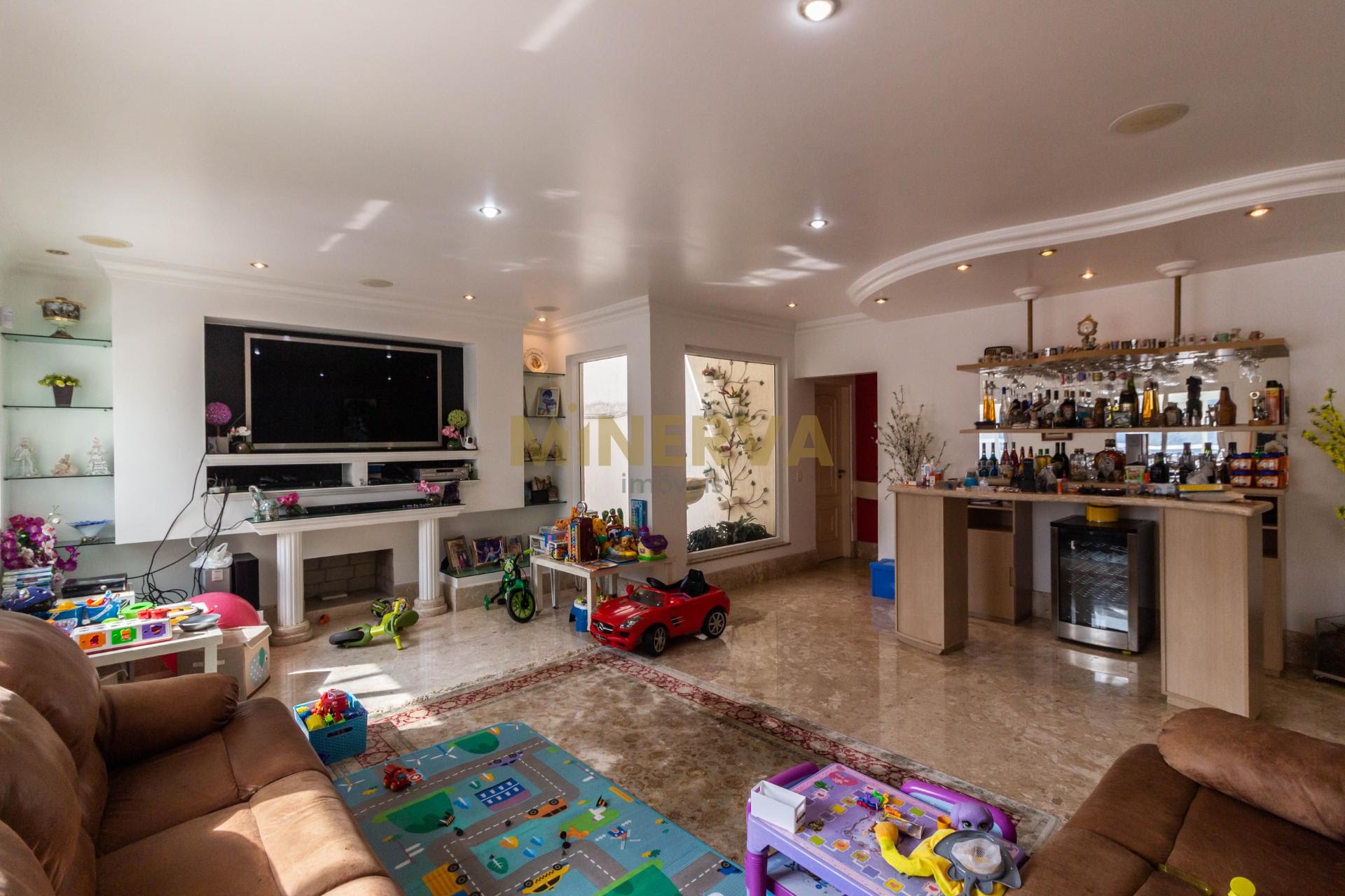 Sobrado de Alto Padrão | 475m² | 4 Suítes | Piscina | Ampla Garagem | Rua Elvira
