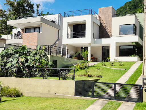 Casa de Condomínio  em Praia da Lagoinha  -  Ubatuba
