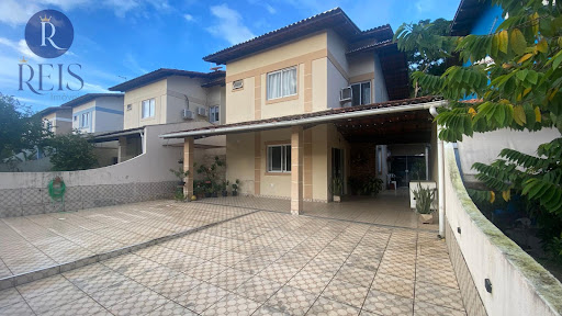 Casa Duplex em Condomínio, 4 Dormitórios e Boa Localização