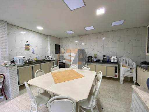 Casa térrea de esquina, com amplo quintal, no bairro Calmon Viana, Poá/SP.
