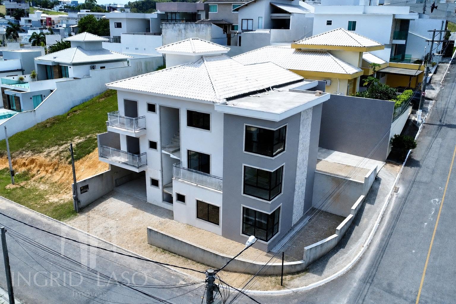 Casa em construção com projeto moderno, excelente estrutura e grande potencial para quem busca conforto, espaço e valorização.