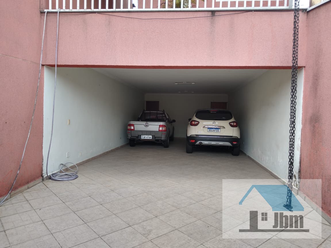 CASA COM 4 DORMITORIOS 