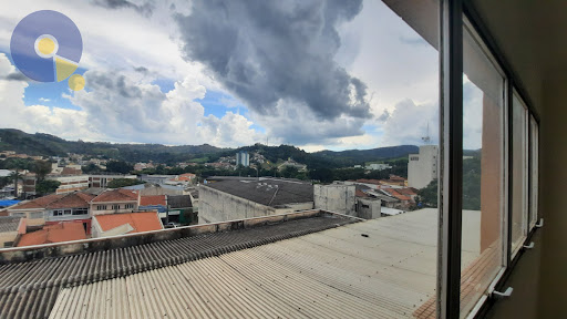 Sala com ampla janela
