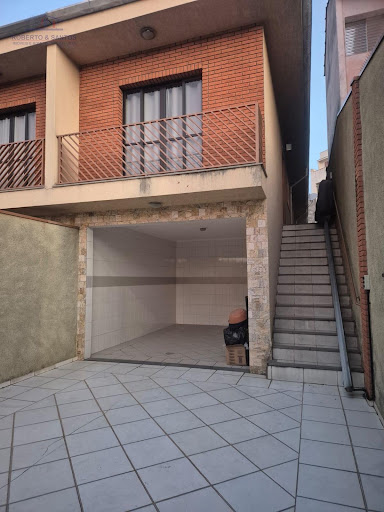 Garagem e escadas de acesso