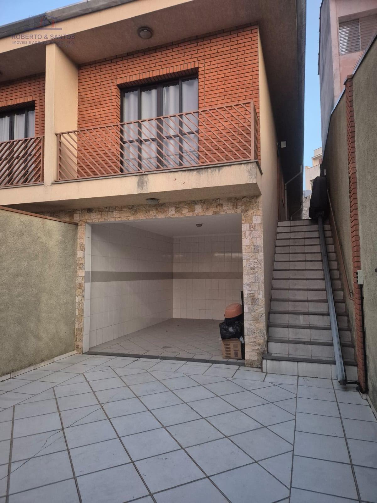 Garagem e escadas de acesso