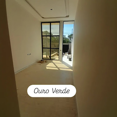 Encante-se com esta excelente casa localizada em Ouro Verde, em Rio das Ostras, perfeita para quem busca conforto, praticidade e uma ótima oportunidade de investimento. Com ambientes bem distribuídos 