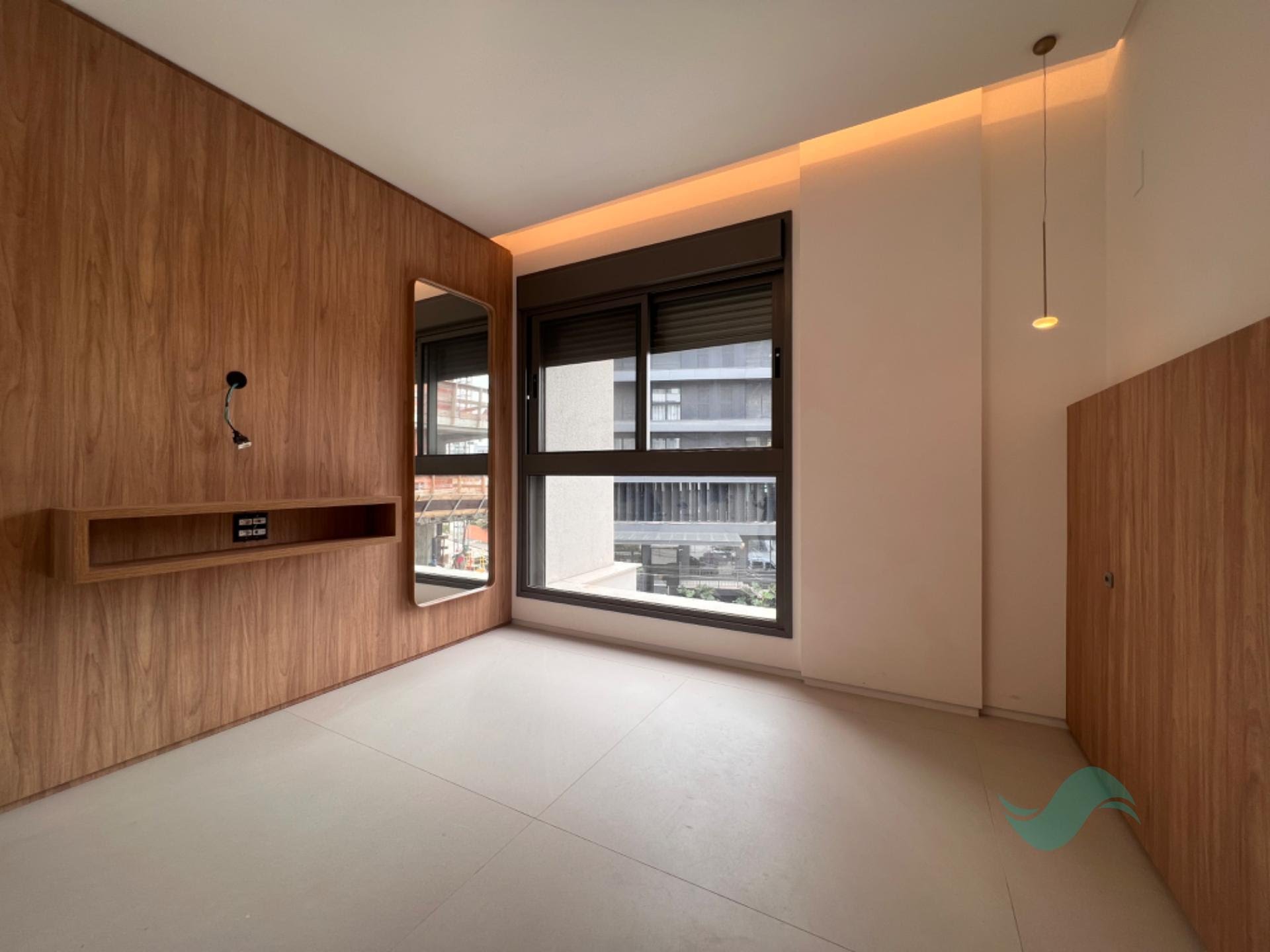 Quarto com painel 