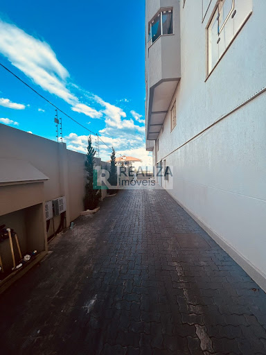 Ampla área comercial, mais mesanino, 04 banheiros, estoque, cozinha, estacionamento.  -  Santo Ângelo