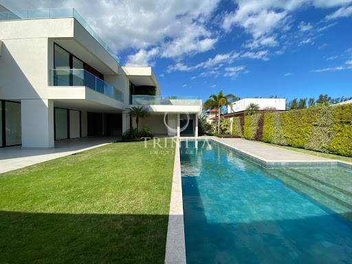 piscinaejardim-condominiomalibu-trinitaimoveis.jpg