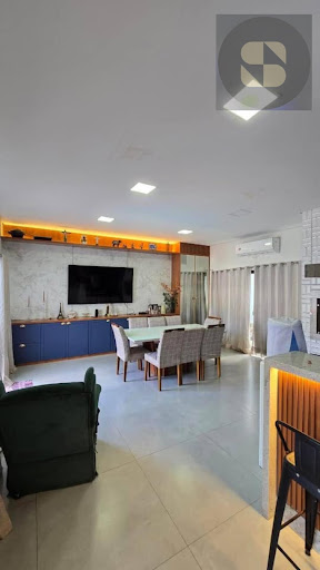 Casa em Santa Rosa, Cuiabá: 4 Suítes e 262m²