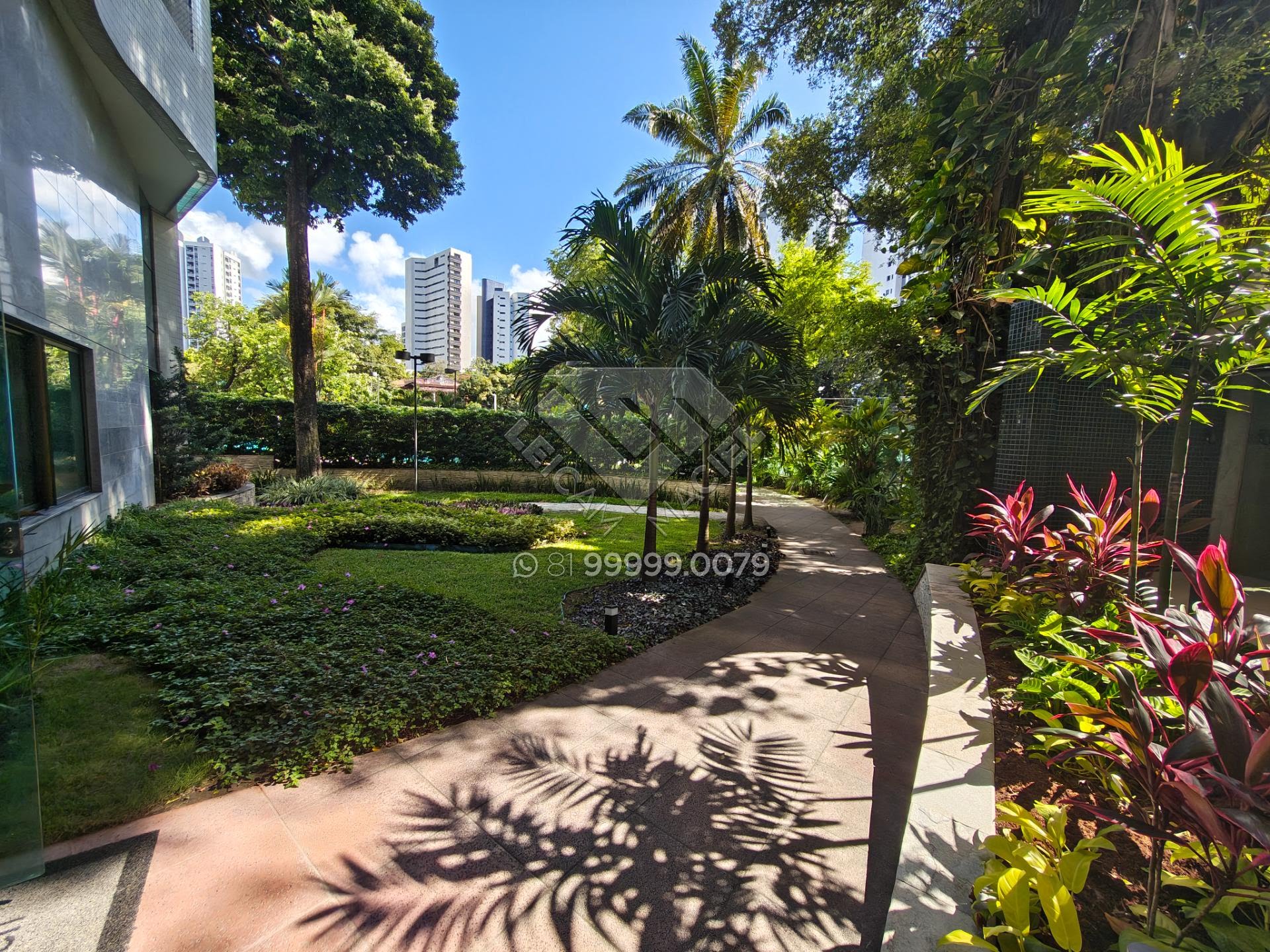 Compre Apartamento alto padrão reformado com 3 suítes,  3 vagas e com 204m² na Jaqueira. Agende Visita com Leicam Maciel