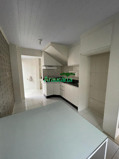Cozinha com móvel e mesa