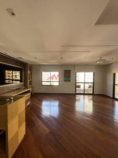 Apartamento reformado e com ótimo acabamento, composto por 4 dormitórios, 3 suítes, sala de TV, sala de jantar, sala de estar, lavabo e escritório. Condomínio com lazer completo.