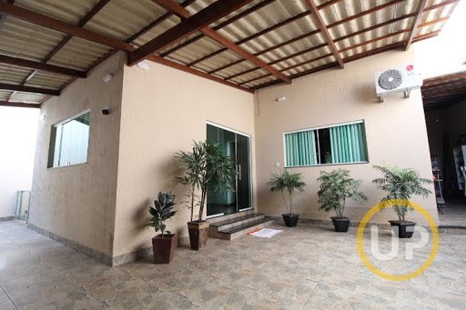 Área Externa da Casa e Vaga de Garagem