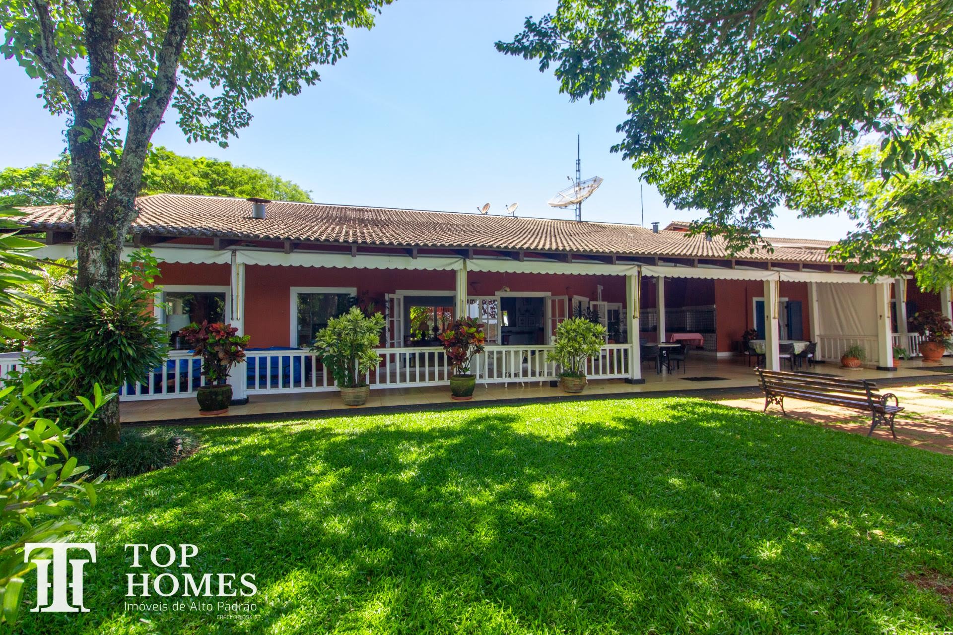Casa de alto padrão à venda na represa do Broa no condomínio Vila Pinhal em Itirapina/SP