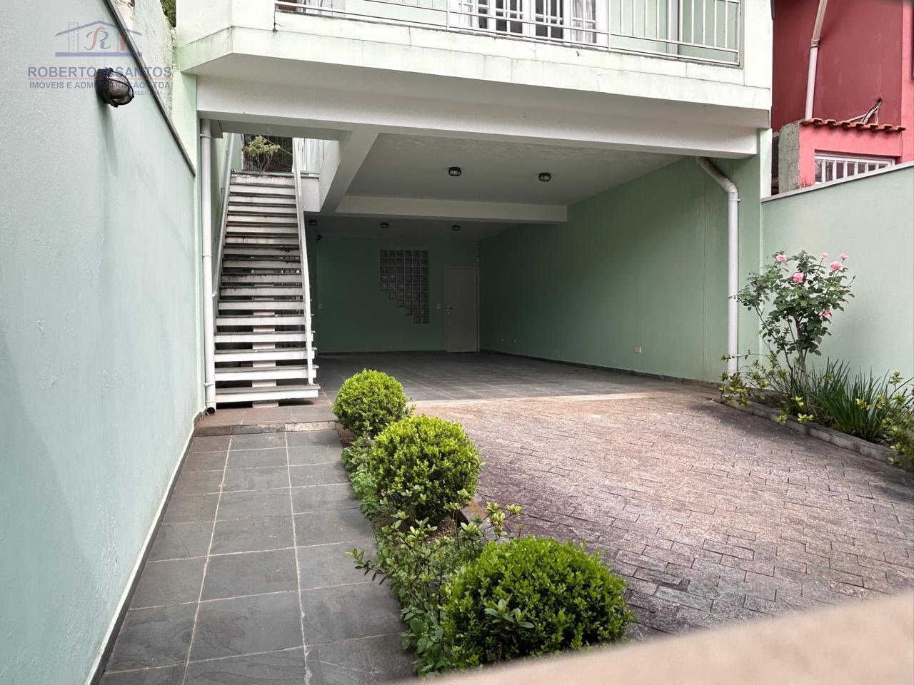 Jardim e garagem