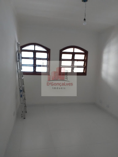 São 5 salas, 3 banheiros, 1 cozinha. Todas as salas com sacada. Ótima localização 